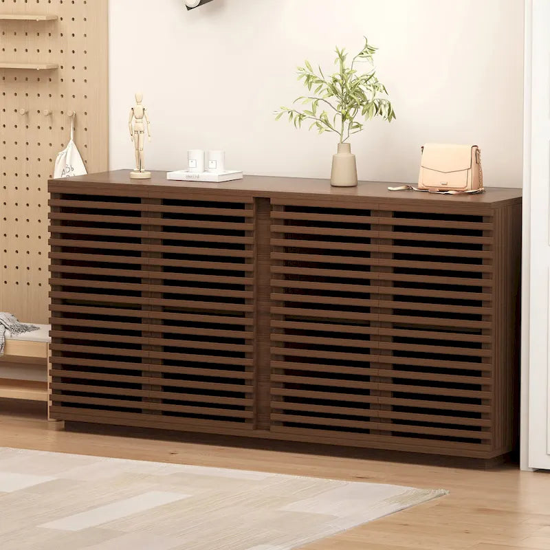 Credenza con ante a doghe in legno