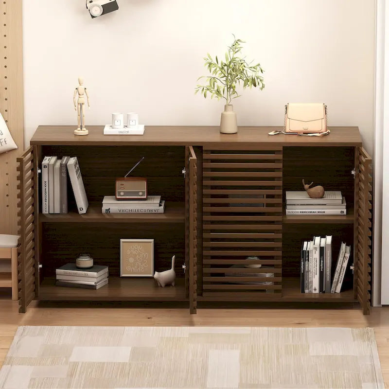 Credenza con ante a doghe in legno