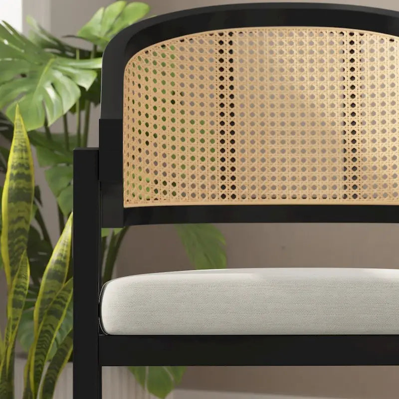 Sedia da pranzo in rattan con seduta imbottita e braccioli