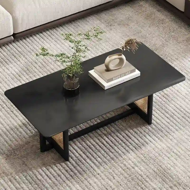 Tavolino basso con struttura in legno e superficie in stile rattan