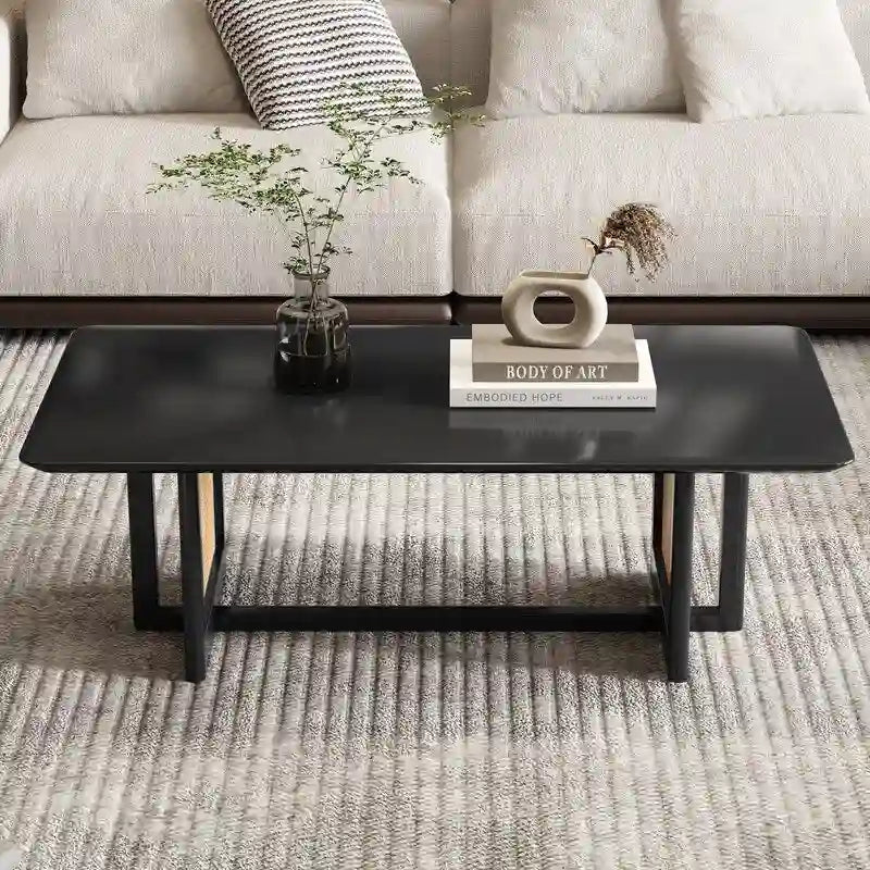 Tavolino basso con struttura in legno e superficie in stile rattan